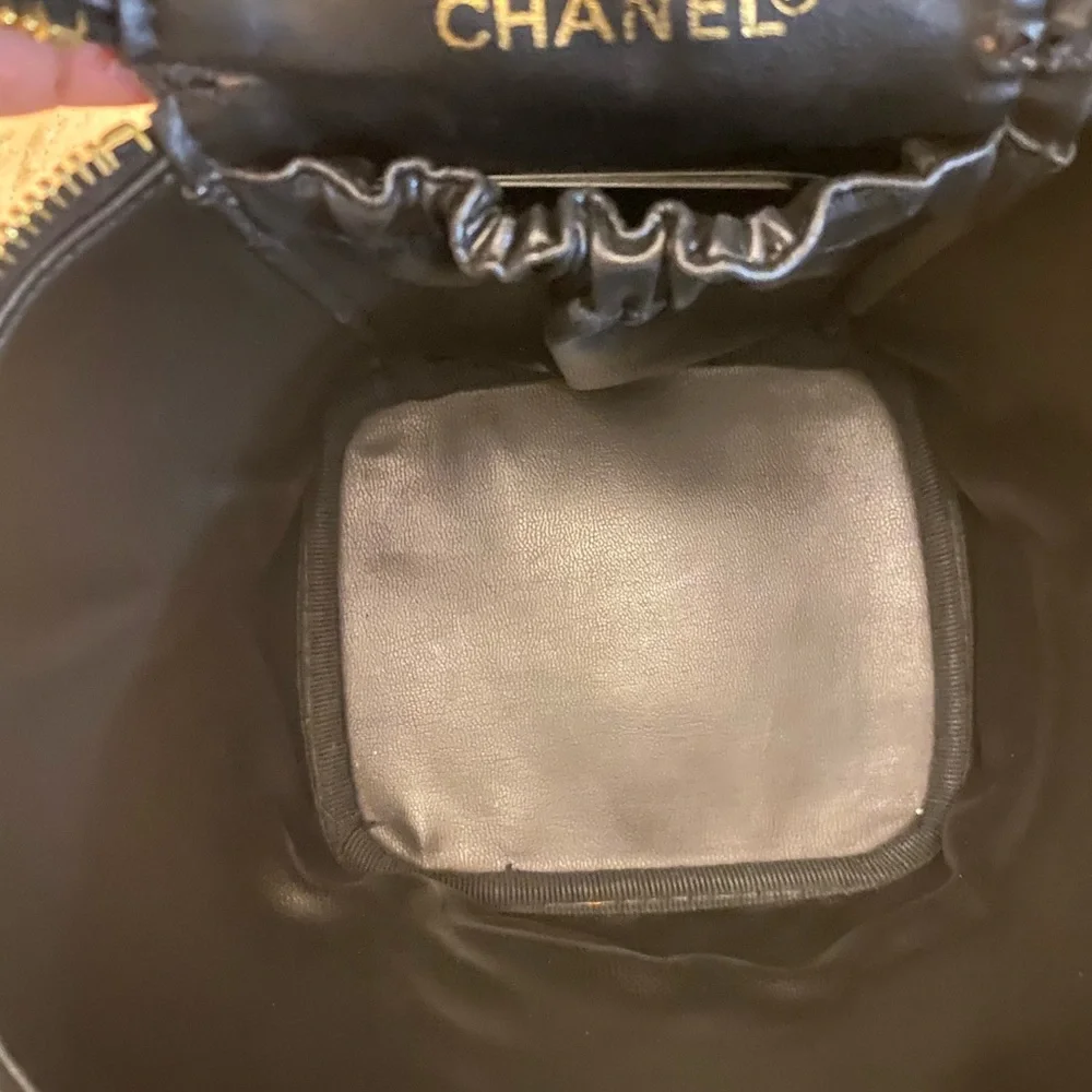 CHANEL Black leather Vintage Vanity Gold Colored CC - Rank AB